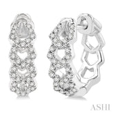 1/4 Ctw Petite Geometric Link Round Cut Diamond Fashion Huggies in 10K White Gold
