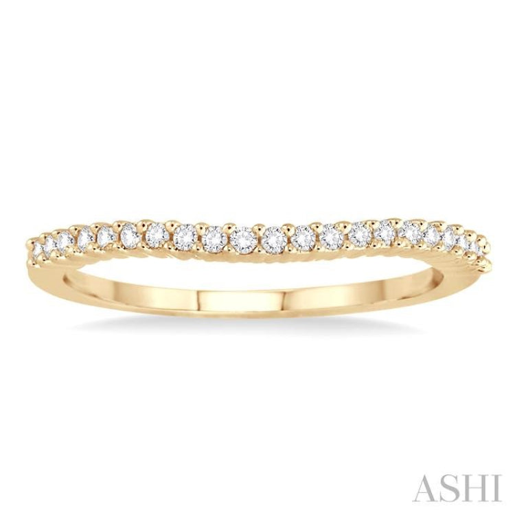 1/4 Ctw Round Cut Diamond 'V' Shape Band in 14K Yellow Gold