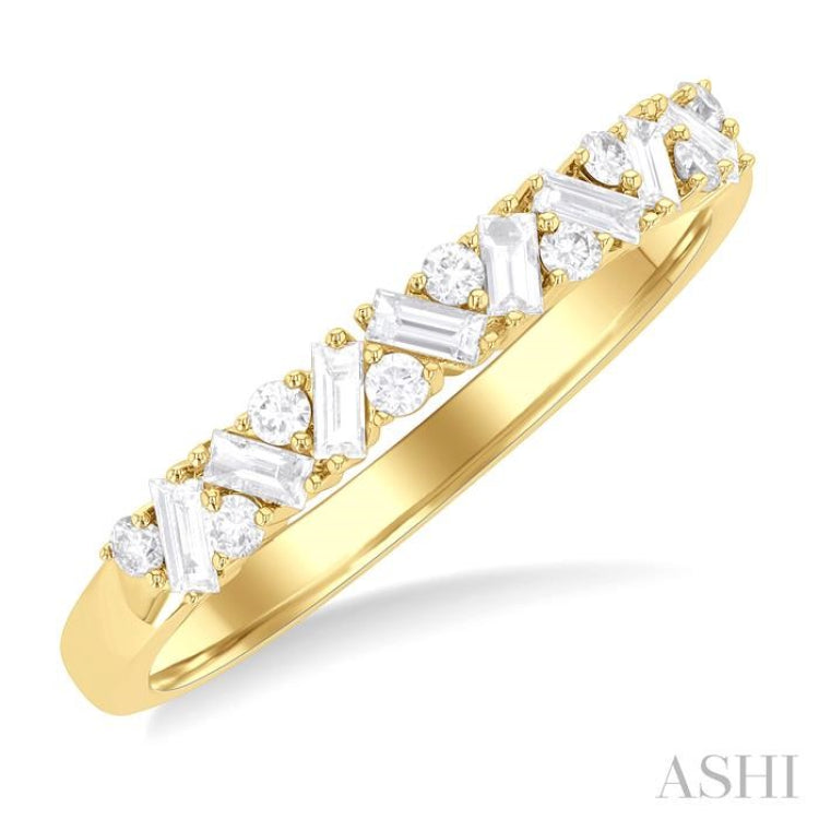 1/3 Ctw Zig Zag Scatter Baguette and Round Cut Diamond Fashion Band in 14K Yellow Gold