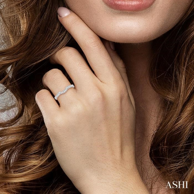 1/5 Ctw Curved Center Round Cut Diamond Wedding Band in 14K White Gold