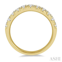 3/4 Ctw 11 Stone Round Cut Diamond Wedding Band in 14K Yellow Gold