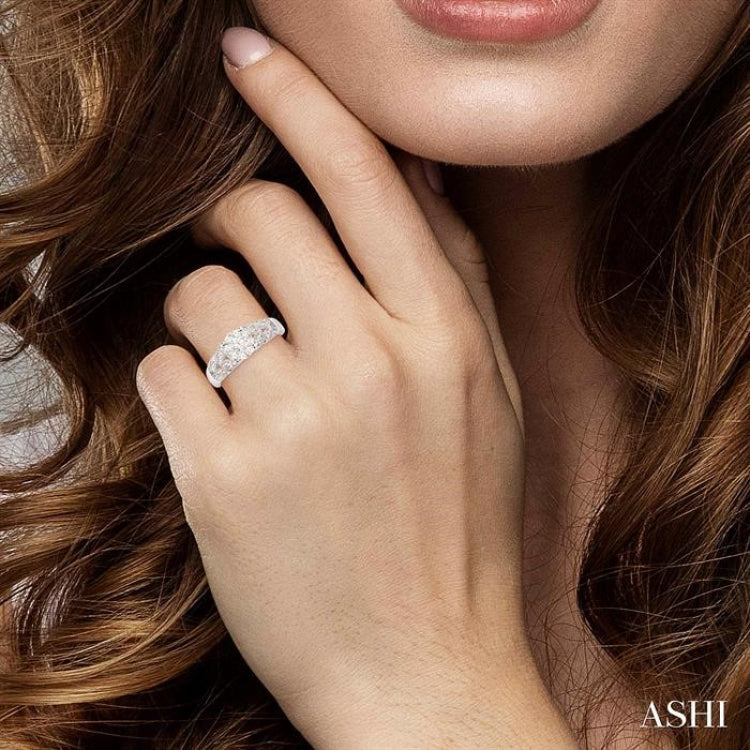 Round Shape Lovebright Diamond Ring