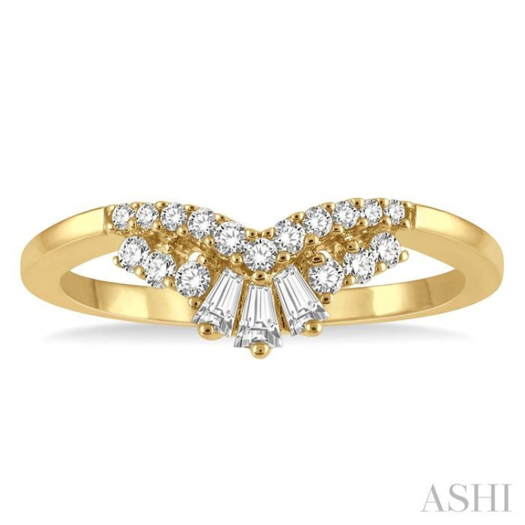 1/4 Ctw Chevron Center Baguette and Round Cut Diamond Wedding Band in 14K Yellow Gold