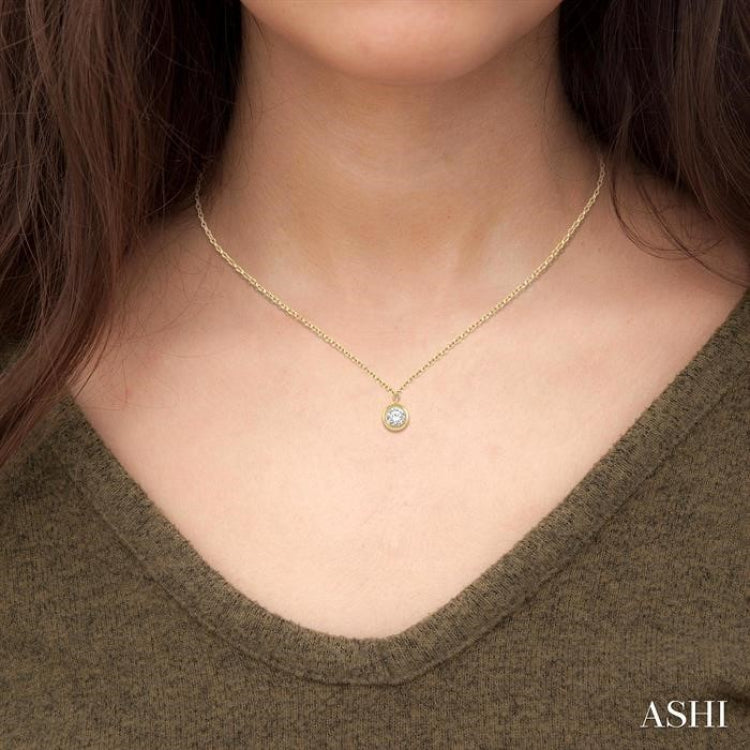 1/10 Ctw Round Cut Diamond Pendant With Chain in 14K Yellow Gold