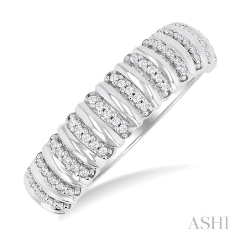 Ribbed Diamond Fashion Ring