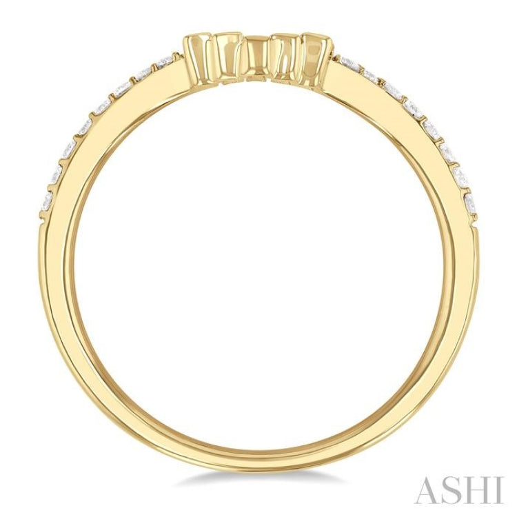 1/4 Ctw Baguette Cut Chevron Centerpiece Round Cut Diamond Wedding Band in 14K Yellow Gold