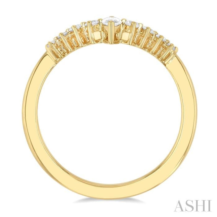 1/4 Ctw Marquise and Round Cut Diamond Chevron Ring in 14K Yellow Gold