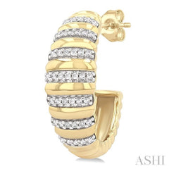 1/4 Ctw Ribbed Swirl Round Cut Diamond Fashion Half Hoop Earrings in 10K Yellow Gold