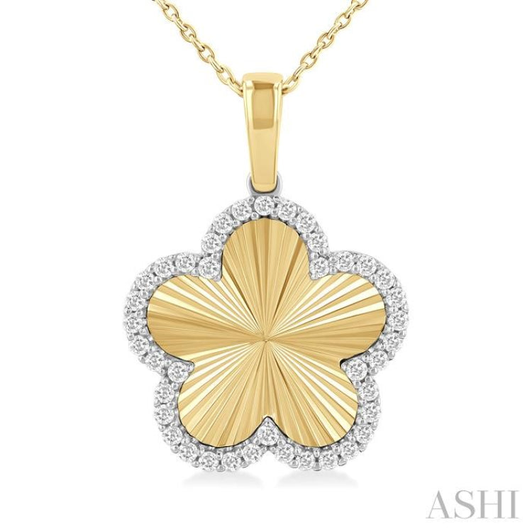 1/4 Ctw Fluted Texture Clover Round Cut Diamond Fashion Pendant With Chain in 14K Yellow and White Gold