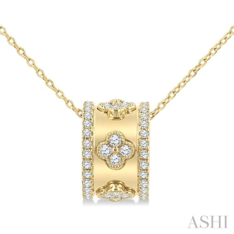 1/2 Ctw Round Cut Diamond Clover Fashion Pendant With Chain in 14K Yellow Gold